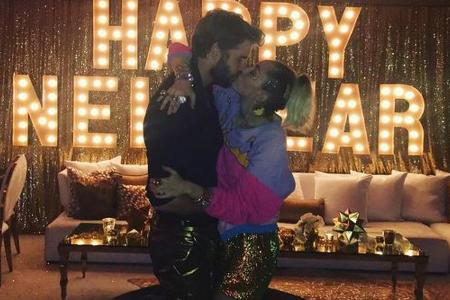 So verliebt starten Miley Cyrus und Liam Hemsworth ins neue Jahr So verliebt starten Miley Cyrus und Liam Hemsworth ins neue Jahr