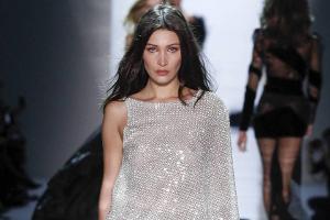 Bella Hadid: Sexy Hingucker im durchsichtigen Swarovski-Kleid
