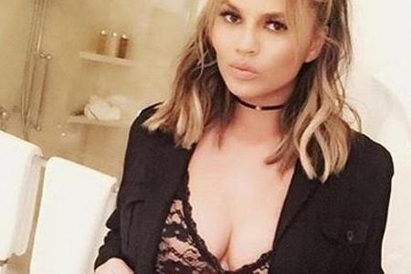 Model Chrissy Teigen trug Porn Chic auch während der Schwangerschaft - und setzte ihren Babybauch mit einem engen Rock und i...
