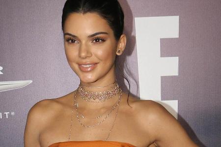 Kendall Jenners neuer Lieblings-Style: Glitzernder Choker und viele kleine Ketten