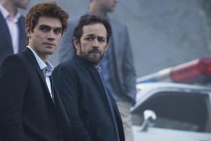 Luke Perry (r.) alias Fred Andrews mit seinem Serien-Sohn K.J. Apa alias Archie Andrews