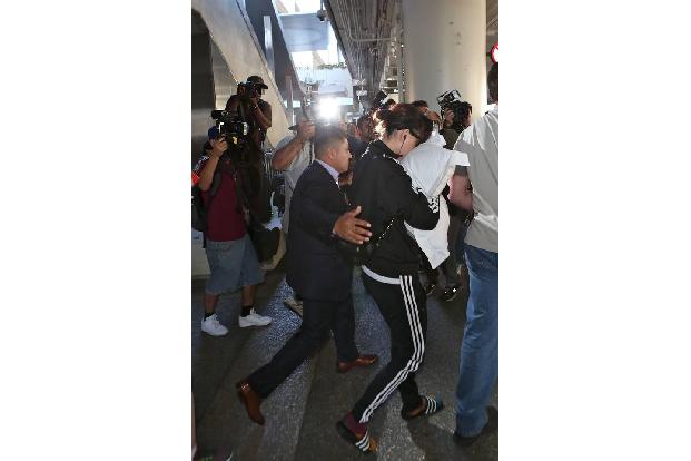 ...öffentliches Schlafwandeln kann aber ganz schön gefährlich sein! Zum Glück hat Katy einen Bodyguard dabei, der sie sicher...
