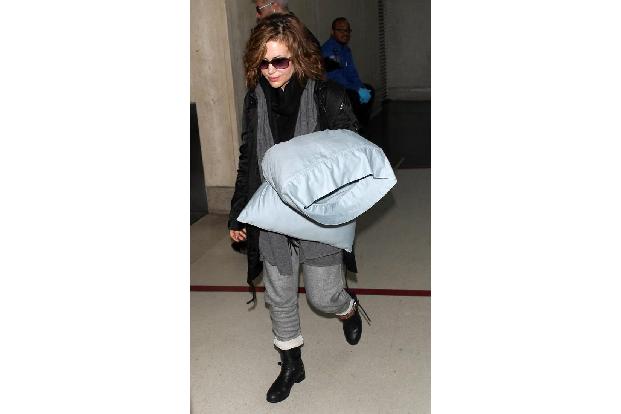 ...ausreichend Schlaf im Flugzeug sorgt auch Alyssa Milano mit ihrem edlen blauen Kissen. Was passiert, wenn man im Flieger ...