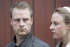 "Mörderische Jagd": Privatdetektiv Finn Zehender (Hinnerk Schönemann) und seine Freundin Agnes (Katja Danowski) geraten in L...