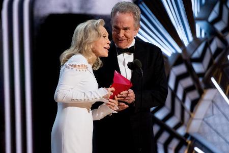 Der Moment, in dem Faye Dunaway und Warren Beatty bei den Oscars den falschen Gewinner verkündeten Der Moment, in dem Faye Dunaway und Warren Beatty bei den Oscars den falschen Gewinner verkündeten