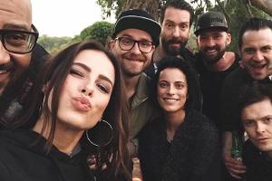 Bitte lächeln: Die "Sing meinen Song"-Crew grüßt mit einem Selfie