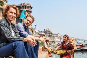 "Fluss des Lebens - Geboren am Ganges": Robert (Janek Rieke) sitzt mit seiner Mutter Elvira (Gaby Dohm) in Varanasi an einem...