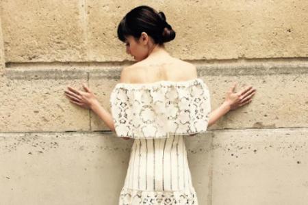 Lily Collins interpretiert den Urban Ballerina Style mit einem sommerlichen weißen Spitzenkleid Lily Collins interpretiert den Urban Ballerina Style mit einem sommerlichen weißen Spitzenkleid