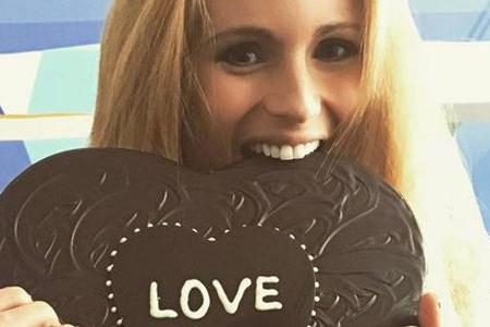 Michelle Hunziker findet ihr großes Schokoladenherz zum Anbeißen Michelle Hunziker findet ihr großes Schokoladenherz zum Anbeißen