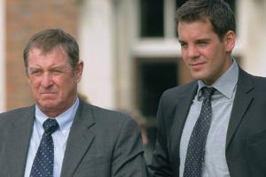 "Inspector Barnaby: Der Club der toten Autoren": Barnaby (John Nettles, l.) und Scott (John Hopkins) beobachten die Preisver...
