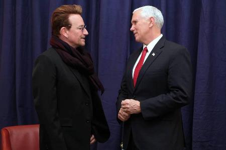 Am Rande der Münchner Sicherheitskonferenz trafen Bono (l.) und Mike Pence aufeinander Am Rande der Münchner Sicherheitskonferenz trafen Bono (l.) und Mike Pence aufeinander