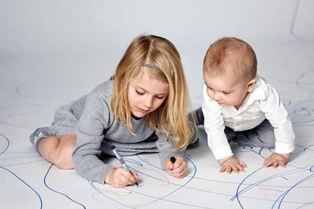 Prinzessin Estelle und ihr Bruder Prinz Oscar sind vertieft in ihre Malerei Prinzessin Estelle und ihr Bruder Prinz Oscar sind vertieft in ihre Malerei
