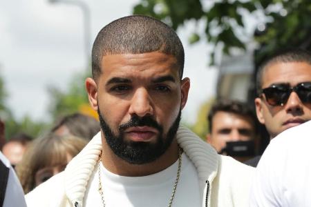 Drake weiß, wie man Missgeschicke angemessen ausbadet Drake weiß, wie man Missgeschicke angemessen ausbadet