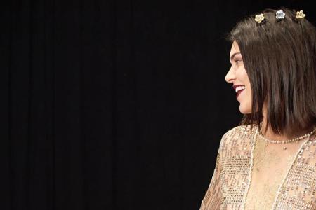 Dieses Foto von Kendall Jenner und ihren neuen Haaren postete La Perla aus dem Backstage-Bereich Dieses Foto von Kendall Jenner und ihren neuen Haaren postete La Perla aus dem Backstage-Bereich