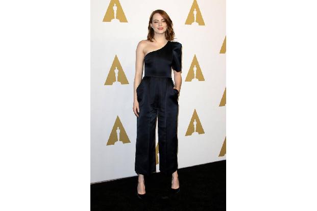 ...Emma Stone, nominiert für 'La La Land' als 'Beste Hauptdarstellerin', präsentierte sich in einem stylishen, asymmetrische...