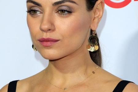 Auch Mila Kunis trägt die Initialen-Kette mit drei Buchstaben: M für Mila, A für Ehemann Ashton Kutcher und W für ihre Tocht...