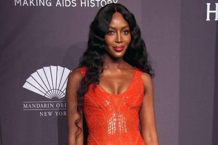 Naomi Campbell wählte für die amfAR Gala ein perlenbesticktes Kleid in Orange Naomi Campbell wählte für die amfAR Gala ein perlenbesticktes Kleid in Orange
