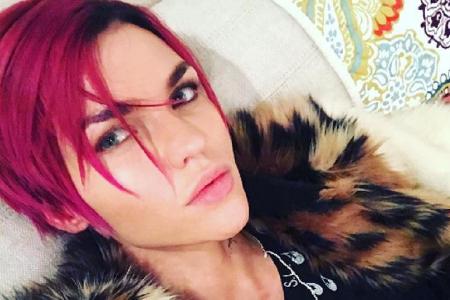 Ruby Rose ist bekannt für ihre kurzen Haare und ihren verrückten Kleidungsstil Ruby Rose ist bekannt für ihre kurzen Haare und ihren verrückten Kleidungsstil
