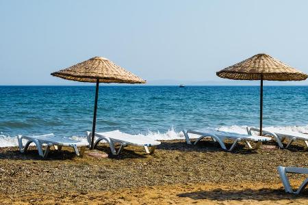 An dieses Bild werden sich die Hotelbetreiber in der Türkei gewöhnen müssen: leere Liegen am Strand An dieses Bild werden sich die Hotelbetreiber in der Türkei gewöhnen müssen: leere Liegen am Strand