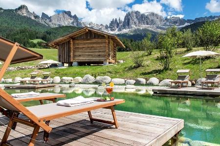 Diesen malerischen Blick auf das Dolomitenpanorama dürfen Gäste am Cyprianerhof genießen Diesen malerischen Blick auf das Dolomitenpanorama dürfen Gäste am Cyprianerhof genießen