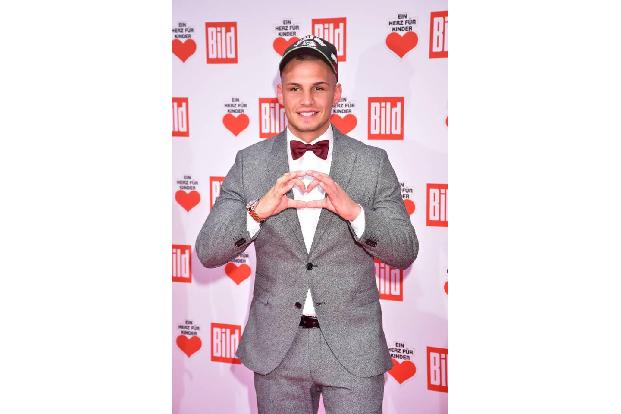 ...dem der leider ausbleiben könnte, ist Pietro Lombardi (24). Eigentlich ist er für die Show gesetzt - wegen einer Fußverle...