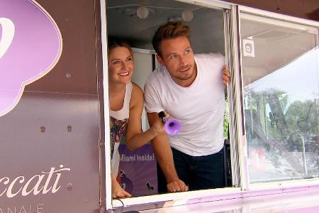 Viola und der Bachelor verteilen am Strand kostenlos Eis