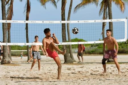 Sport am Strand steht auch auf dem Programm. Beachvolleyball können die meisten sowieso spielen. Wie wäre es mal mit Abwechs...