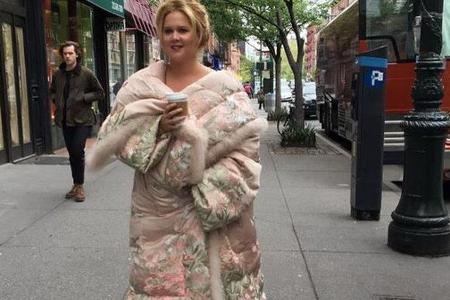 Damit setzt sie wohl keinen Modetrend: Amy Schumer in dicker Felldecke Damit setzt sie wohl keinen Modetrend: Amy Schumer in dicker Felldecke