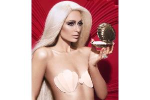 Paris Hilton überrascht im Plastik-Look