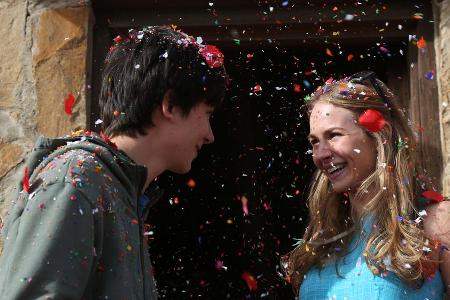 Gardner (Asa Butterfield) und Tulsa (Britt Robertson) machen sich gemeinsam auf die Suche nach Gardners Vater Gardner (Asa Butterfield) und Tulsa (Britt Robertson) machen sich gemeinsam auf die Suche nach Gardners Vater