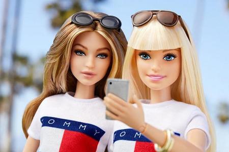 Ganz authentisch: Die Gigi-Puppe und die Original Barbie schießen ein Selfie