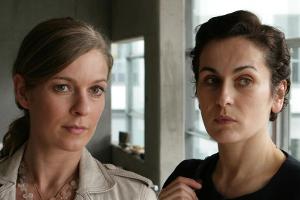 "Das Duo: Sterben statt erben": Kommissarin Clara Hertz (Lisa Martinek, l.) befragt die Werbeagenturchefin Monika Fallersleb...