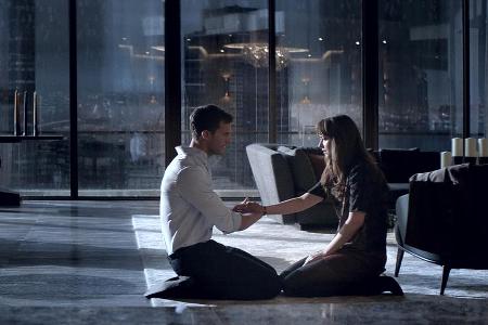 Anastasia Steele (Dakota Johnson) und Christian Grey (Jamie Dornan) müssen um ihre Liebe kämpfen Anastasia Steele (Dakota Johnson) und Christian Grey (Jamie Dornan) müssen um ihre Liebe kämpfen