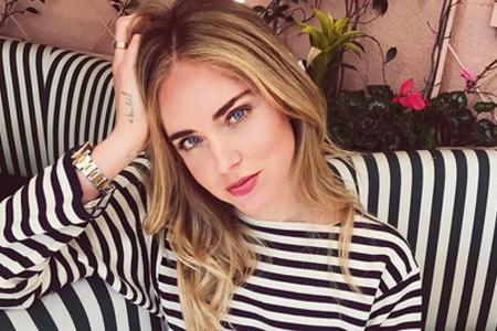 Fashionista Chiara Ferragni kombiniert ihren schmal gestreiften Longsleeve mit einer schwarzen Shorts und setzt mit einem br... Fashionista Chiara Ferragni kombiniert ihren schmal gestreiften Longsleeve mit einer schwarzen Shorts und setzt mit einem br...
