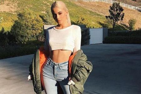 Crop Top, Bomberjacke und Mom Jeans: Kylie Jenner vereint gekonnt drei Trends in einem Outfit