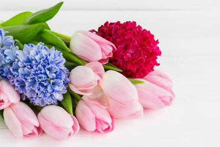 Blumen wie Tulpen und Hyazinthen sind bei der Frühjahrsdeko ein Muss