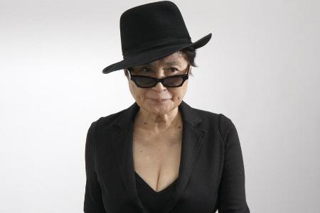 Yoko Ono arbeitet sehr eng mit dem Filmteam zusammen Yoko Ono arbeitet sehr eng mit dem Filmteam zusammen