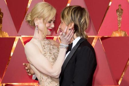 Auf dem roten Teppich der Oscars entzückten Nicole Kidman und ihr Mann Keith Urban durch ihre innigen Gesten Auf dem roten Teppich der Oscars entzückten Nicole Kidman und ihr Mann Keith Urban durch ihre innigen Gesten