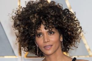 Halle Berry überrascht mit unglaublicher Locken-Frisur
