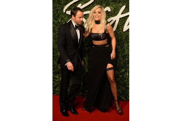 ...schon Rita Ora gezeigt, dass ein Leg Bomb definitiv nicht zu sexy sein sollte. bei den British Fashion Awards zeigte sich...