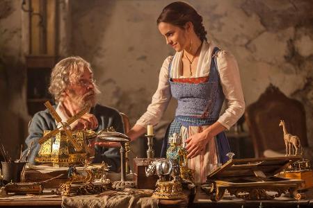 Belle (Emma Watson) mit ihrem Vater Maurice (Kevin Kline) Belle (Emma Watson) mit ihrem Vater Maurice (Kevin Kline)