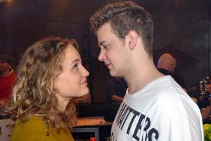 "GZSZ": Um sich ihre Unabhängigkeit zu beweisen, macht Jule im Mauerwerk Party und flirtet mit Jonas
