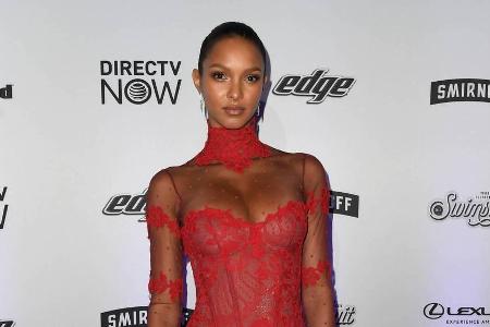Lais Riberio setzt auf verführerische rote Spitze Lais Riberio setzt auf verführerische rote Spitze