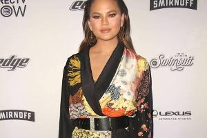Heiße Mama! Chrissy Teigen trägt knappe Kimono-Jacke