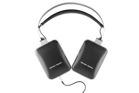 Harman Kardon NC - Das Ohr wird von den flachen, rechteckigen Ohrhörern des Harman Kardon NC vollständig abgedeckt. In erste...