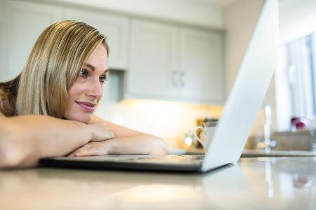 Streaming von Laptop zu TV – für Serien, Bilder & Co. Streaming von Laptop zu TV – für Serien, Bilder & Co.