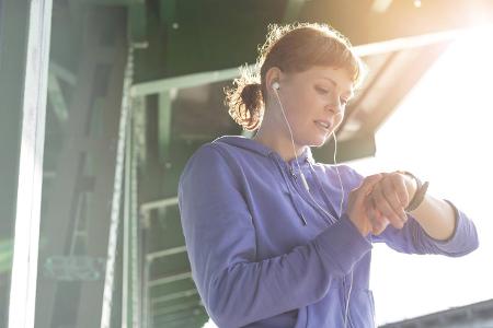 Wir testen sechs beliebte Fitness-Tracker. Wir testen sechs beliebte Fitness-Tracker.