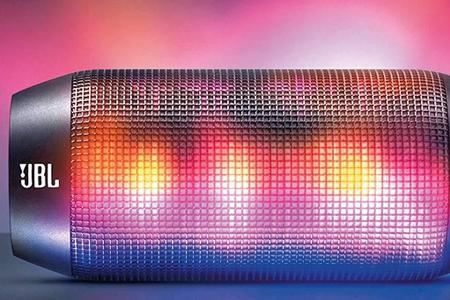 Der JBL Pulse wertet die Musikwiedergabe mit einer Lightshow auf.