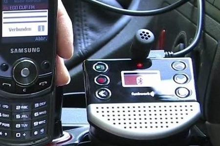 Per Bluetooth-Verbindung gibt der Ego Cup FM Anrufe über die fahrzeugeigenen Lautsprecher aus und spielt darüber hinaus Musi...