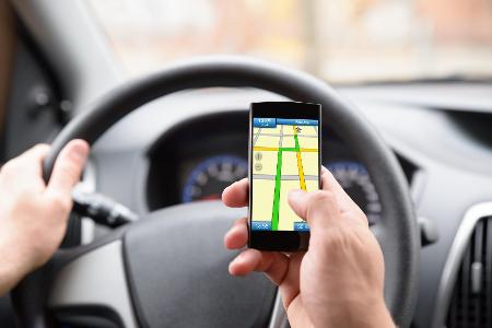 Gut, dass heute jeder ein Smartphone besitzt: Damit erübrigt sich die Anschaffung eines Navigationsgeräts. Gut, dass heute jeder ein Smartphone besitzt: Damit erübrigt sich die Anschaffung eines Navigationsgeräts.